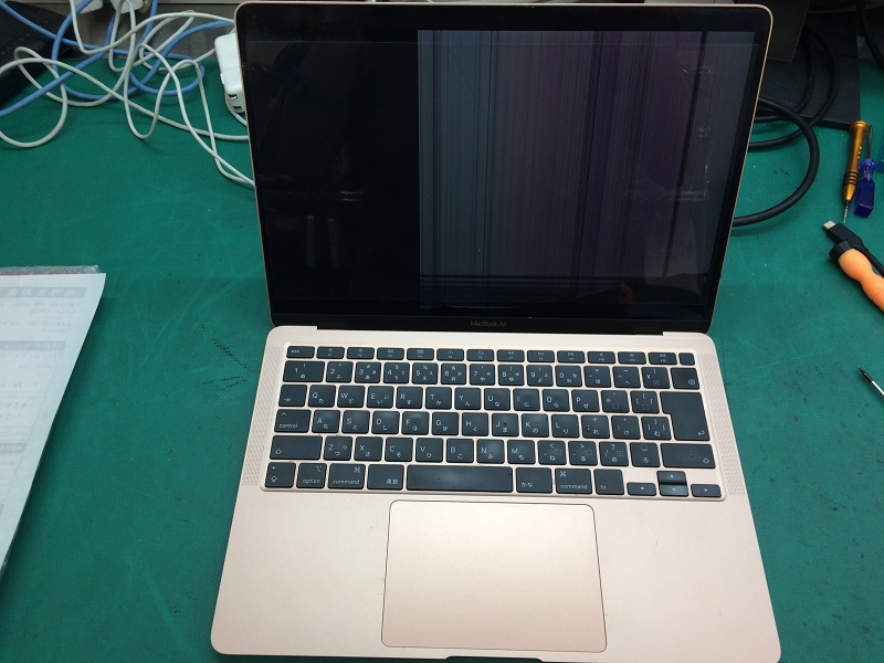 macbook air 画面が割れている