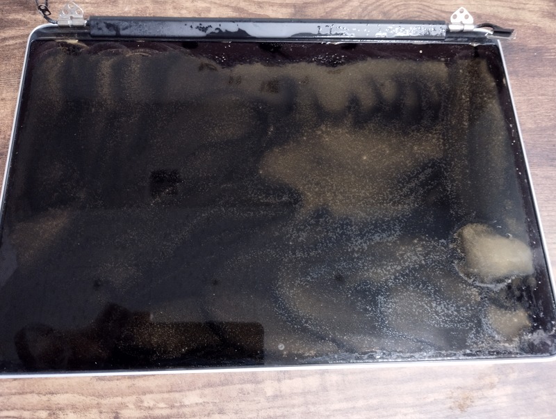 液体をかけてコーティングを剥がす
