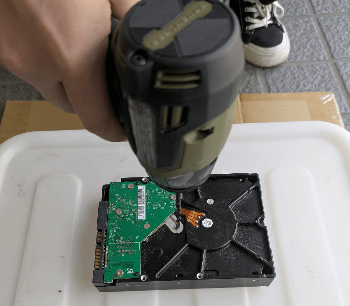ドリルで破壊開始