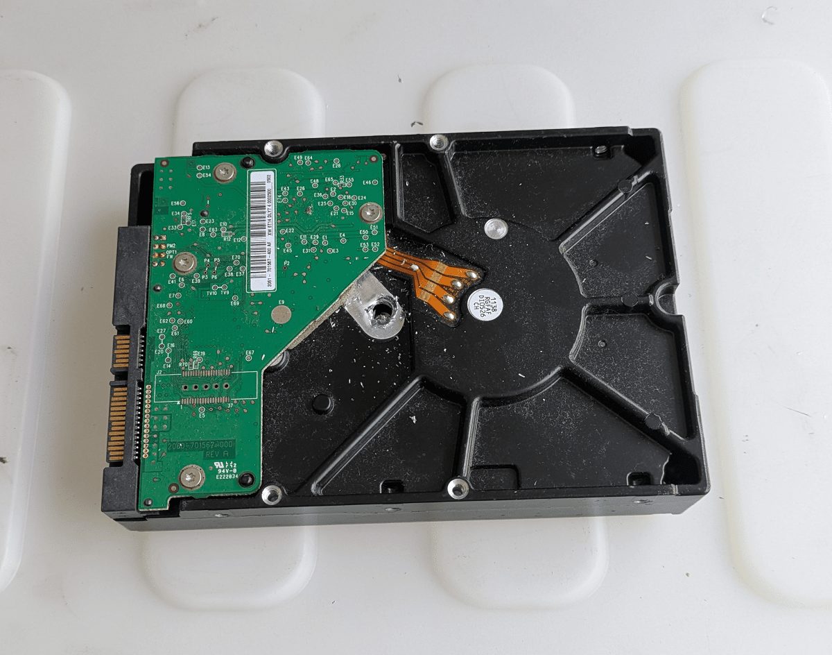 貫通したハードディスク