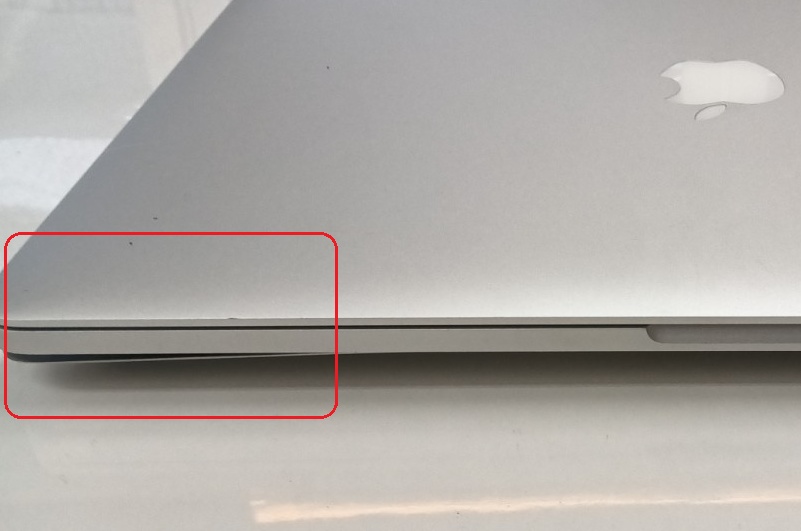 MacBook Proのバッテリー膨張で、閉まらなくなった裏蓋