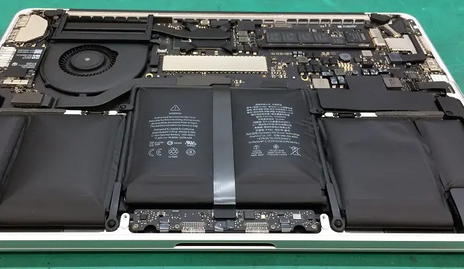 バッテリー膨張によりトラックパッドが浮き上がったMacBook