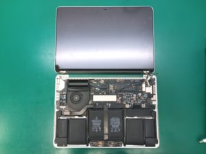 裏蓋を開け、液晶ユニットの付け替え作業を行っている状態
