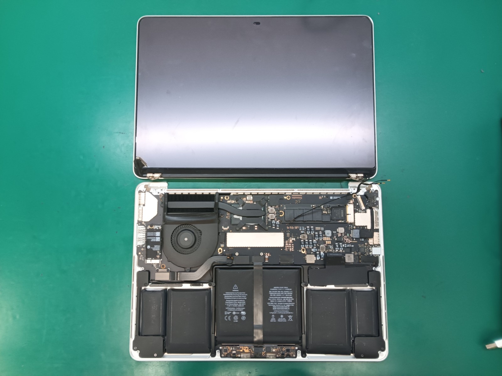 裏蓋を開け、液晶ユニットの付け替え作業を行っている状態