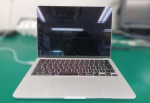 画面が暗転したまま起動しない状態のMacBook Air 13（M2）]