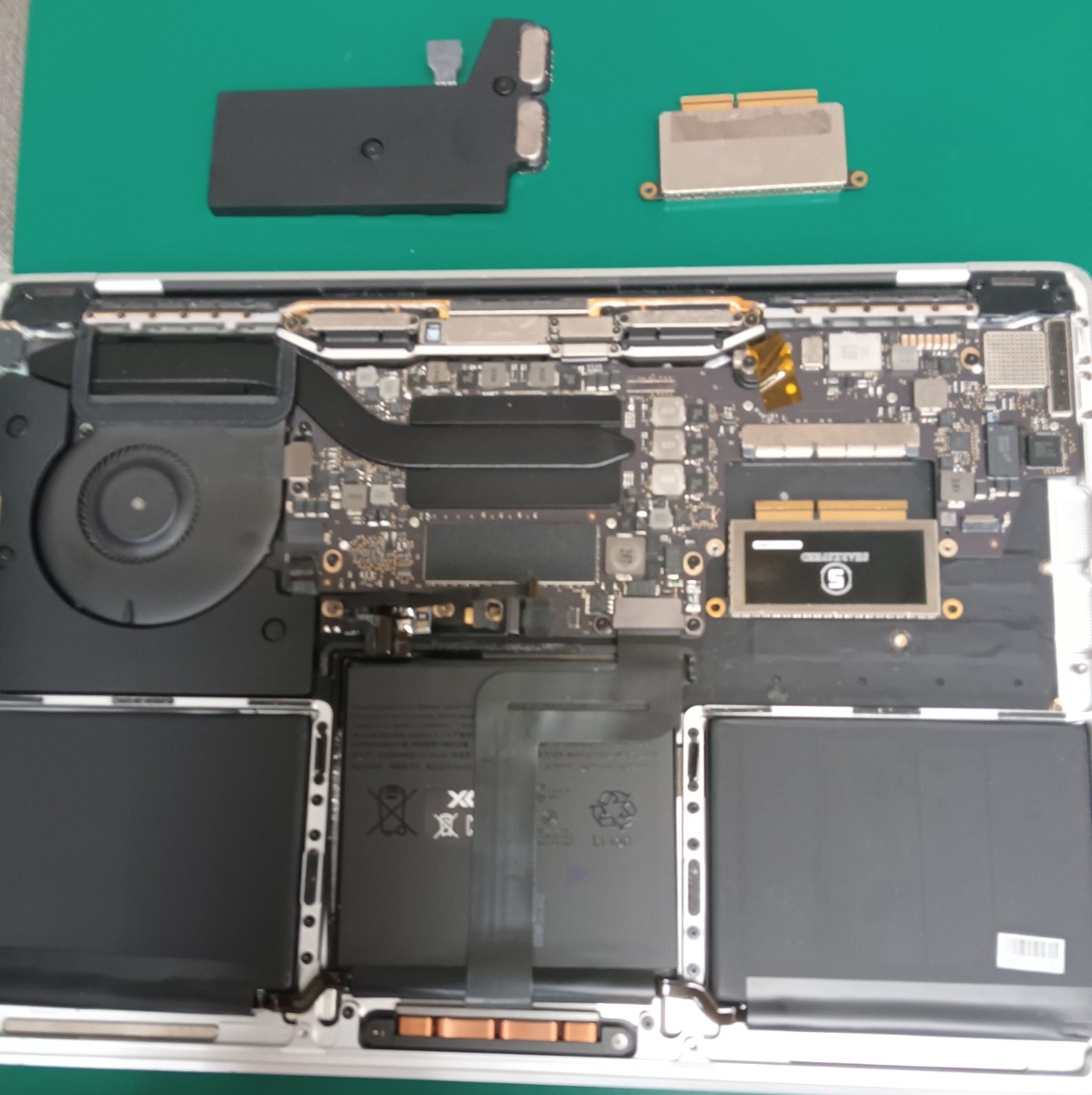 SSDを取りはずします。