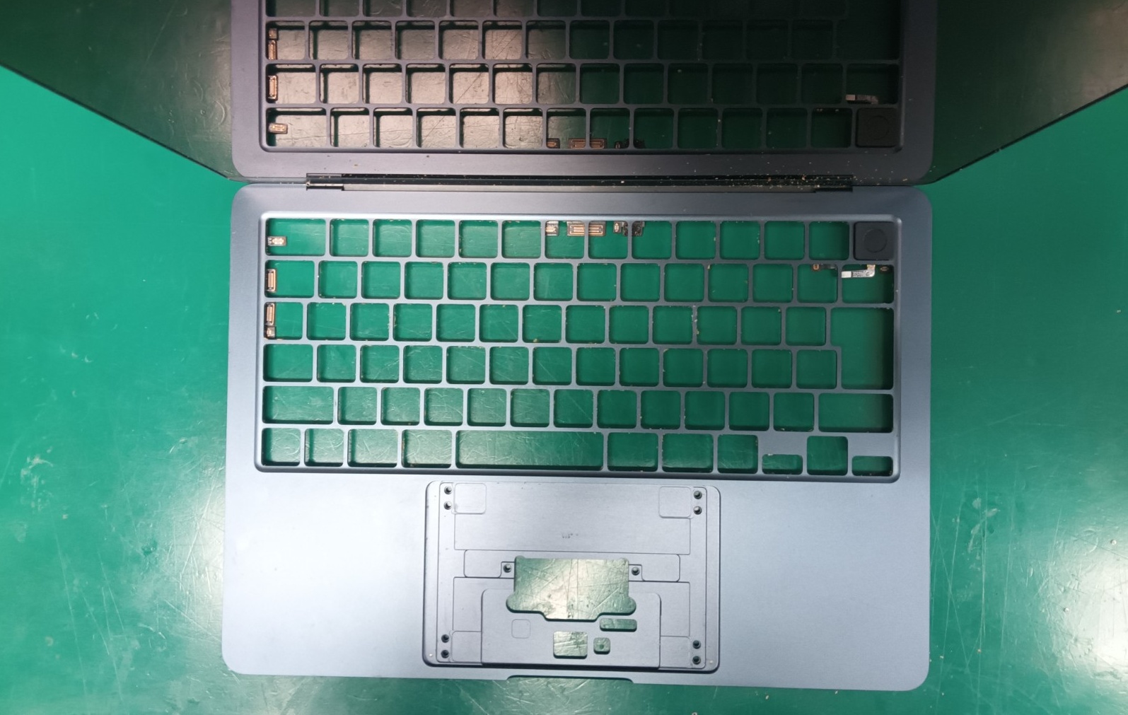 バッテリーやロジックボードを取り外し、フレーム構造のみとなった本体内部