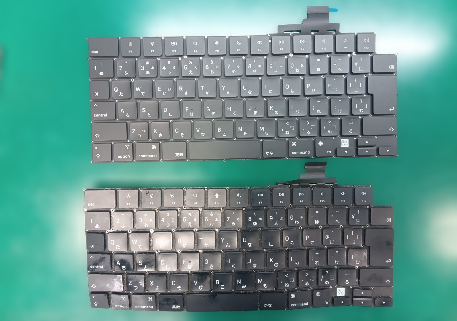 取り外した既存のキーボードと、これから組付ける新品の交換用キーボード