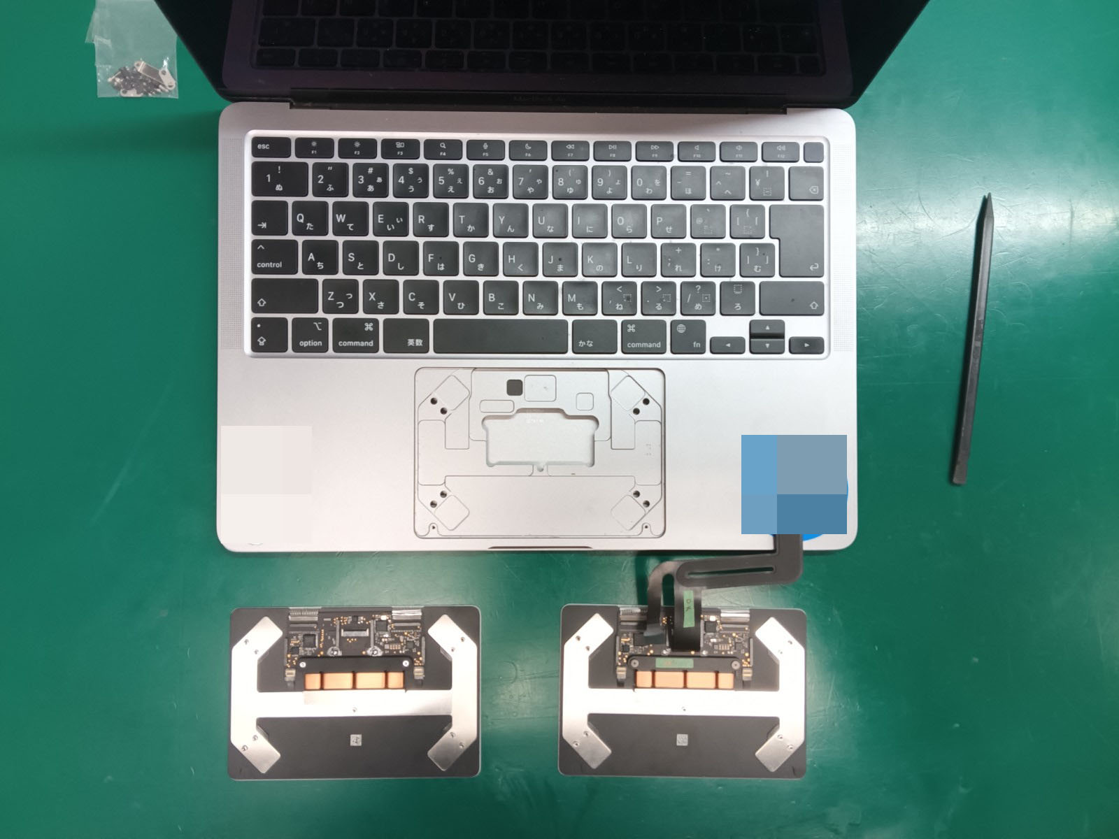 表面側から旧トラックパッドを取り外し、フレーム開口部をクリーニング・点検した状態