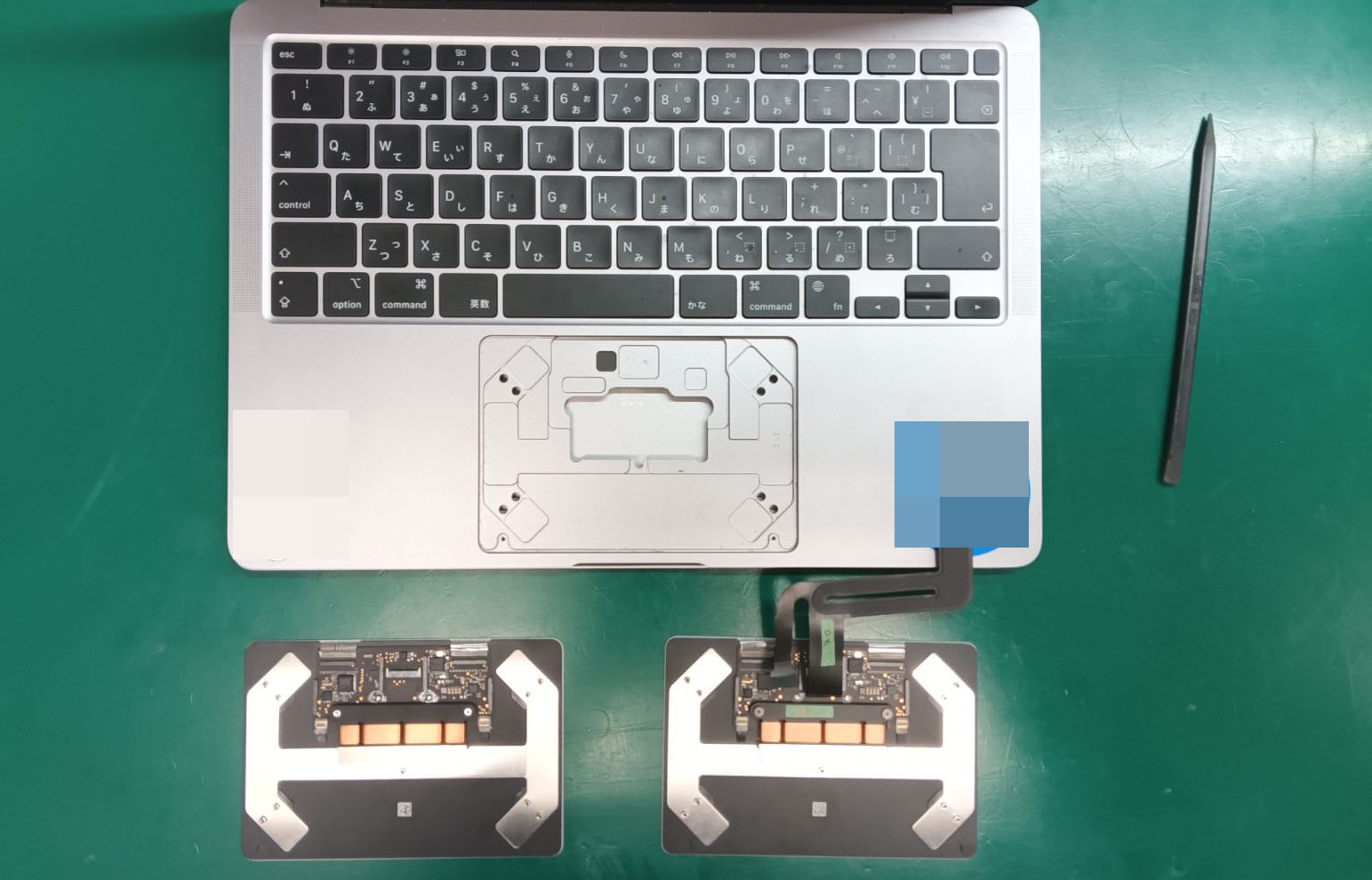表面側から旧トラックパッドを取り外し、フレーム開口部をクリーニング・点検した状態